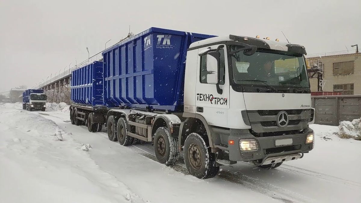Колонна грузовиков «Техно-Строй» с бункерами для снега